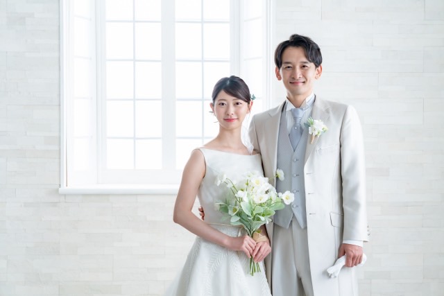 カフェで談笑・テーブルの花とカップのイメージ